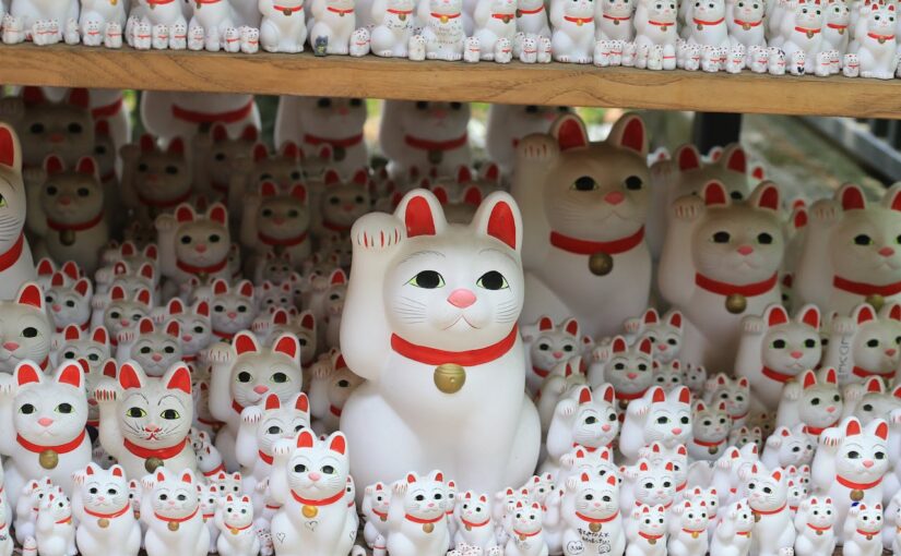 Beckoning Paws: How Japan’s Lucky Cats Whisked Fortune from Folklore to Global Fame 💛🐱🪙